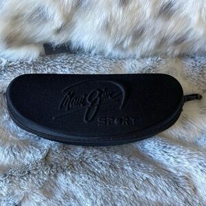 MAUI JIM | Sport |Full Zip |Black w/Toggle Clip | Lightweight | Sunglass Case